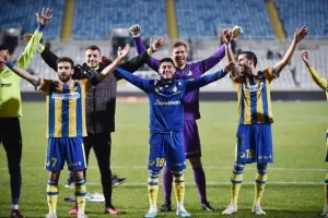 (Φώτος & Βίντεο) Ξέσπασμα κόσμου και παικτών - Πάρτι στο πέταλο από τους "Πορτοκαλί"