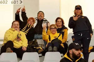 (Φωτορεπορτάζ) Ο κόσμος στο ΑΕΛ - Νέα Σαλαμίνα
