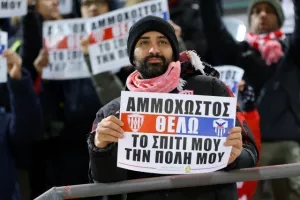 Ψηλά τα πλακάτ: "Αμμόχωστος, θέλω το σπίτι μου την πόλη μου"