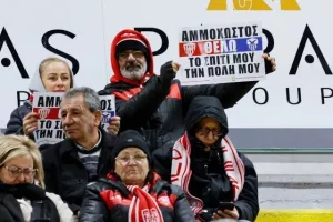 Ψηλά τα πλακάτ: "Αμμόχωστος, θέλω το σπίτι μου την πόλη μου"