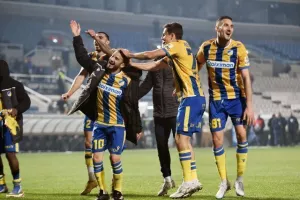 (Φώτος & Βίντεο) Ξέσπασμα κόσμου και παικτών - Πάρτι στο πέταλο από τους "Πορτοκαλί"