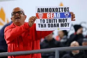 Ψηλά τα πλακάτ: "Αμμόχωστος, θέλω το σπίτι μου την πόλη μου"