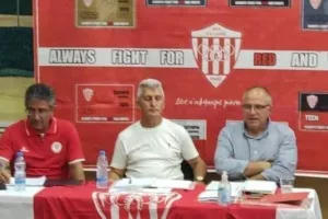 Οι "ερυθρόλευκοι" παλαίμαχοι ευχαριστούν τον Γιάννο Χρυσοστόμου