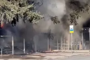 (ΒΙΝΤΕΟ ΚΕΡΚΙΔΑ) Μεγάλη εστία φωτιάς στην στάση λεωφορείων! 