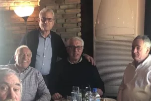 Φώτος ΟΛΟ γαλαζοκίτρινο!