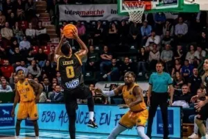 «Βασίλισσα» στη Γαλλία, μπήκε στο δρόμο για τα νοκ άουτ