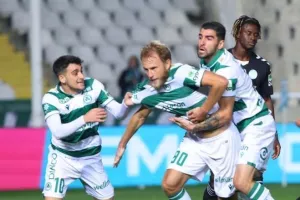 Φιλί με φόντο την Ακρόπολη/φώτο