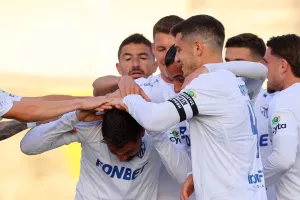 Και... ξύλο στον σκόρερ! (φώτος)