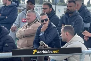 Ντουμπόφ στο γήπεδο (Με τον χορηγό της Ακαδημίας)
