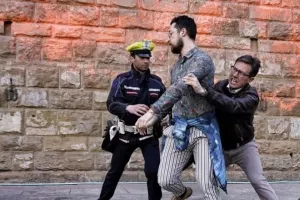 Ο δήμαρχος της Φλωρεντίας ορμά σε ακτιβιστή που ψεκάζει με μπογιά ιστορικό κτίριο