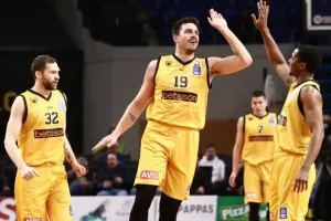 Καθάρισε τον αξιόμαχο Κολοσσό και φεύγει για... τελικό με Γαλατάσαραϊ