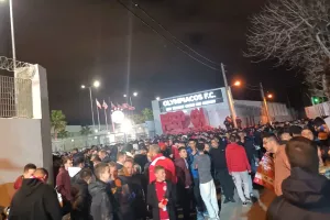 Χαμός από οπαδούς του Ολυμπιακού στον Ρέντη (βίντεο)