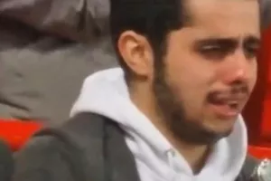 Οπαδός της Μαν. Γιουνάιτεντ έβαλε τα κλάματα μετά την επτάρα (βίντεο)