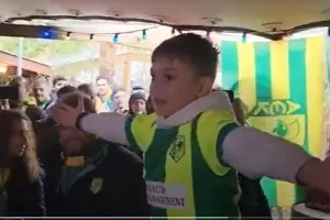 O μικρός σε... ρόλο οργανωτή και χαμός με το σύνθημα "Στο άγνωστο" (βίντεο)