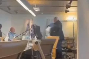 Η στιγμή που ο Καραπαπάς πετά φούστα στον Μπαλτάκο και τον βρίζει!