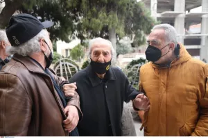 Συντετριμμένος ο Νεστορίδης πάνω από το φέρετρο του Μίμη Παπαϊώαννου