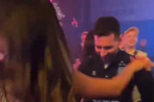 Σε κέφια ο Μέσι: Ο χορός του με την Αντονέλα (βίντεο)