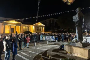 (Φώτος) Μαζεύτηκαν τα μεσάνυχτα για τον Ευαγόρα