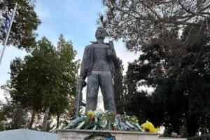 Θύρα 1 για Ευαγόρα Παλληκαρίδη