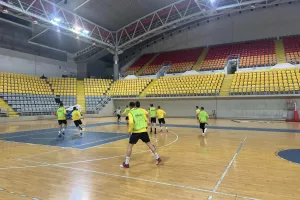 Τελευταία πριν την "μάχη" και... τούρτα σε Χαραλάμπους