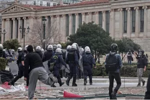 Κουκουλοφόροι πέταξαν μολότοφ και έσπασαν βιτρίνες στο κέντρο της Αθήνας