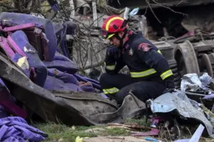 Τέμπη - Αξιωματικός Πυροσβεστικής: "Λίγα μέτρα βορειότερα και δεν θα γλίτωνε κανείς"