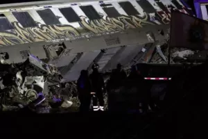 Τέμπη: "Υπάρχουν 44 νεκροί κι ένας σάκος με διάσπαρτα μέλη/Δεν νομίζω ότι θα βρούμε επιζώντες"