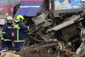 Τέμπη: "Πήγα να βρω τον σύζυγο και το 5χρονο παιδί μου και μου έδωσαν στάχτες κι αποκαΐδια"