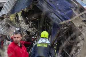 Τραγωδία στα Τέμπη: "Σκάστε, σήμερα ουρλιάζουν οι μανάδες"