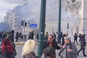 Επεισόδια στο Σύνταγμα στην πορεία για τα Τέμπη: Μολότοφ, πέτρες και χημικά