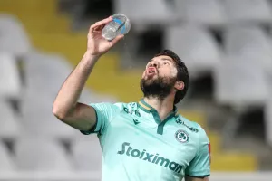 (Καρίμ) Πανηγύρισε μπροστά στην κερκίδα του ΑΠΟΕΛ, του έριξαν μπουκάλι και... ήπιε νερό