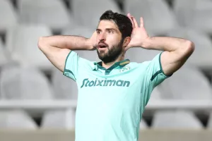 (Καρίμ) Πανηγύρισε μπροστά στην κερκίδα του ΑΠΟΕΛ, του έριξαν μπουκάλι και... ήπιε νερό