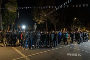 (Φώτος) Μαζεύτηκαν τα μεσάνυχτα για τον Ευαγόρα