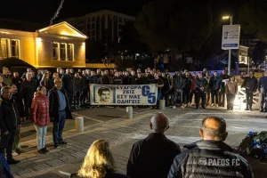 (Φώτος) Μαζεύτηκαν τα μεσάνυχτα για τον Ευαγόρα