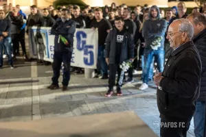 (Φώτος) Μαζεύτηκαν τα μεσάνυχτα για τον Ευαγόρα
