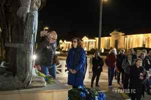 (Φώτος) Μαζεύτηκαν τα μεσάνυχτα για τον Ευαγόρα