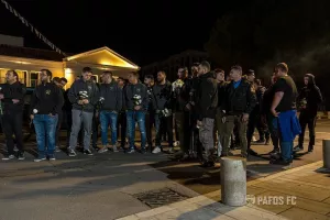 (Φώτος) Μαζεύτηκαν τα μεσάνυχτα για τον Ευαγόρα