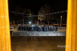 (Φώτος) Μαζεύτηκαν τα μεσάνυχτα για τον Ευαγόρα
