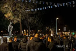(Φώτος) Μαζεύτηκαν τα μεσάνυχτα για τον Ευαγόρα