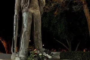 (Φώτος) Μαζεύτηκαν τα μεσάνυχτα για τον Ευαγόρα