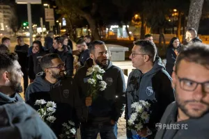 (Φώτος) Μαζεύτηκαν τα μεσάνυχτα για τον Ευαγόρα