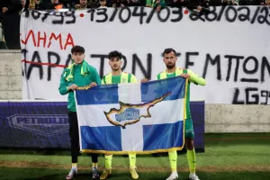 (ΒΙΝΤΕΟ Kerkida) Η συγκινητική κίνηση από Μάμα, Ναούμ και Ανδρέου για την τραγωδία στα Τέμπη