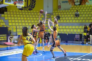 ΑΕΛ - Αναγέννηση: "Βάφτηκε" γαλαζοκίτρινος ο 1ος τελικός (βίντεο/φώτος)