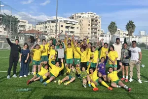 Όλτρα και παίχτες μοίρασαν λουλούδια! (φώτος)