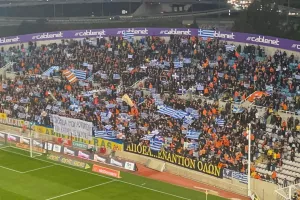 (ΒΙΝΤΕΟ) Είσοδος με Ελληνικές σημαίες -Πάνο αλληλεγγύης από ΑΠΟΕΛίστες και Ομονοιάτες