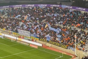 (ΒΙΝΤΕΟ) Είσοδος με Ελληνικές σημαίες -Πάνο αλληλεγγύης από ΑΠΟΕΛίστες και Ομονοιάτες
