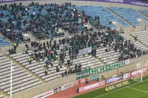 (ΒΙΝΤΕΟ) Είσοδος με Ελληνικές σημαίες -Πάνο αλληλεγγύης από ΑΠΟΕΛίστες και Ομονοιάτες