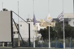 Μεσίστιες οι σημαίες στο Τσίρειο