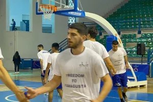 "Freedom to Famagusta" στα μπλουζάκια της Ανόρθωσης (φώτος)