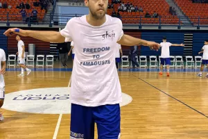 "Freedom to Famagusta" στα μπλουζάκια της Ανόρθωσης (φώτος)